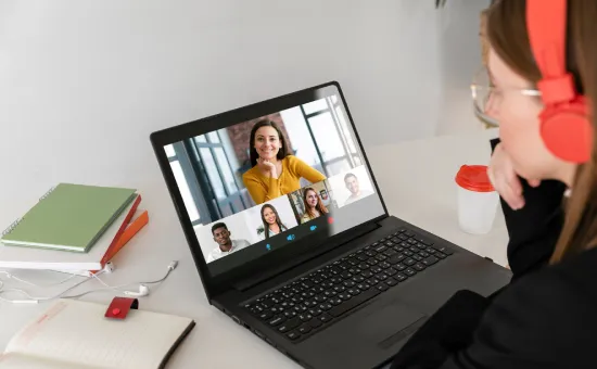 Segunda carrera o posgrado Persona con auriculares frente a un laptop participando en una videollamada