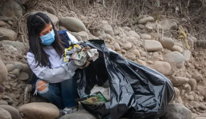 Jornada ecológica en SJL: voluntarios de la UCV y vecinos limpian ribera del río Rímac