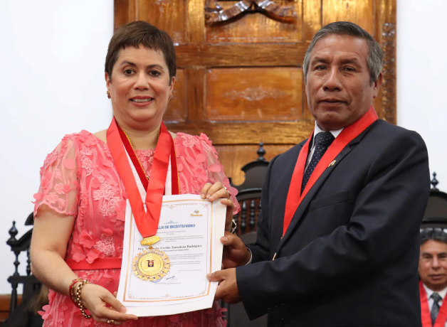 medalla-del-bicentenario-rectora