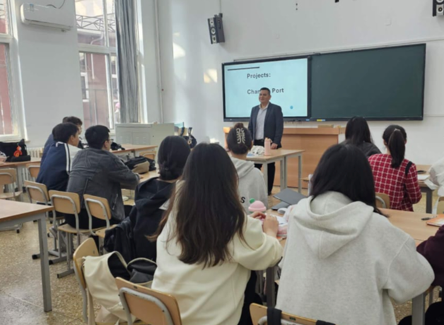 docente-ucv-da-clases-en-china