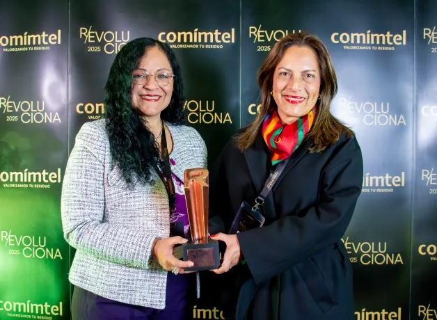 ucv-recibe-premio-revoluciona-2025 ucv-recibe-premio-revoluciona-2025