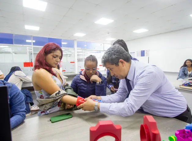 estudiantes-de-colombia-visitan-la-ucv estudiantes-de-colombia-visitan-la-ucv