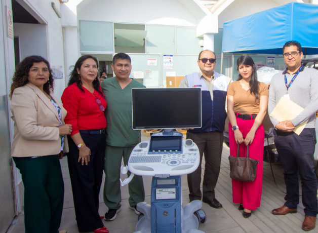 ucv-entrega-ecografo-a-hospital-puente-piedra