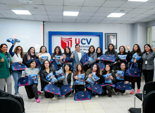huaraz-ucv-entrega-buzos-a-deportistas-y-elenco-de-danzas