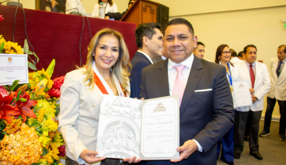 director-de-medicina-recibe-reconocimiento