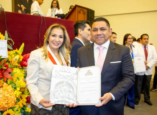 director-de-medicina-recibe-reconocimiento director-de-medicina-recibe-reconocimiento