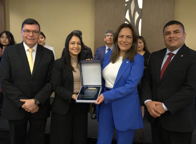 ucv-recibe-reconocimiento-de-la-ccl ucv-recibe-reconocimiento-de-la-ccl