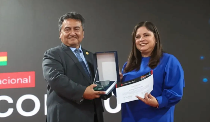 el-peruano-recibe-homenaje-de-la-ucv