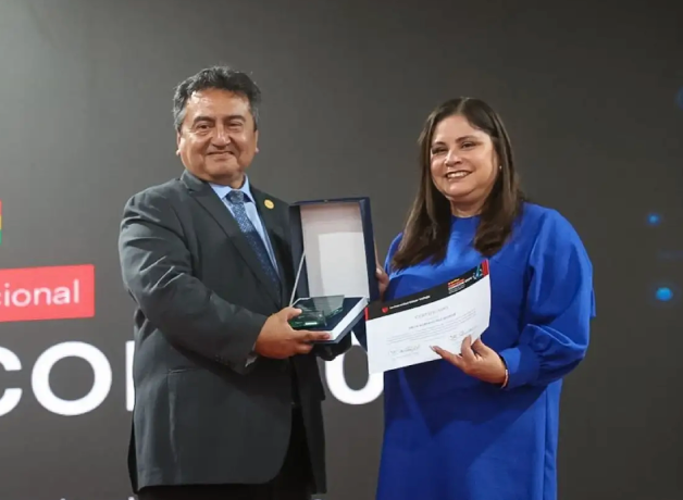 el-peruano-recibe-homenaje-de-la-ucv