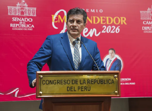 Representante-académico-de-la-UCV-integra-jurado