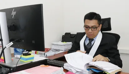 De expedientes a palabras de apoyo: la innovadora iniciativa de un juez peruano que conmueve al país