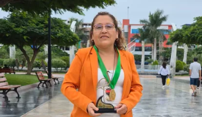 Chimbote: docente de la UCV recibe reconocimiento por su destacada labor educativa