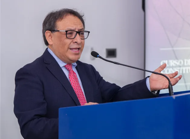 ucv-incorpora-a-magistrado-del-tc-como-docente