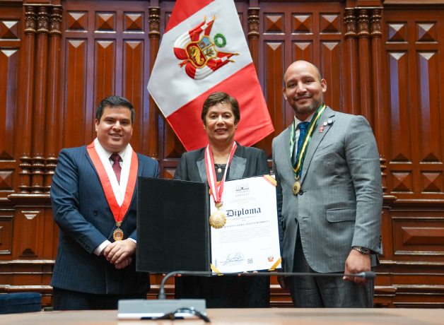 rectora-recibe-reconocimiento-del-congreso