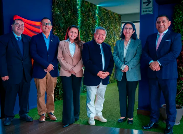 fundador-se-reune-con-autoridades-de-medicina