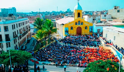Chepén: voluntariado UCV participa en el lanzamiento de “Esferas de Vida 2026” en Pacasmayo